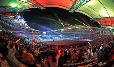 Berkonsepkan Matlamat Perpaduan Membara, upacara pembukaan Sukma Sarawak 2024 memperlihatkan semangat perpaduan digambarkan menerusi gabungan pancaran laser yang memukau ribuan hadirin di Stadium Sarawak / Foto Bernama