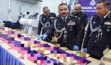 Datuk Mohd Yusoff Mamat menunjukkan antara sebahagian pil yaba yang dirampas pada sidang media di Ibu Pejabat Polis Kontinjen Kelantan hari ini. - Foto BERNAMA.