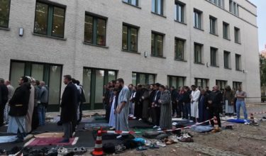 1710 LNR NETHERLANDS FRIDAY PRAYER OUTSIDE