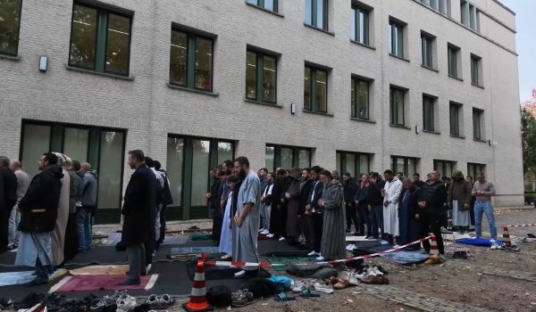 1710 LNR NETHERLANDS FRIDAY PRAYER OUTSIDE