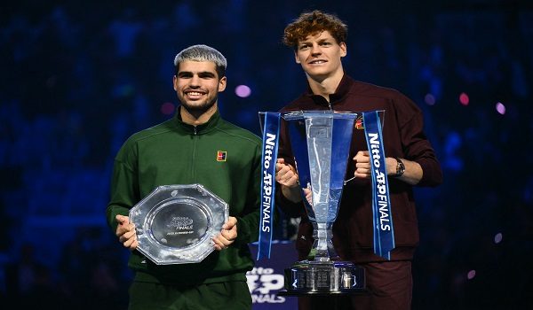 Pemain Itali, Jannik Sinner (kanan) mengekalkan gelaran ATP Finals selepas menewaskan pemain Sepanyol, Carlos Alcaraz dengan keputusan 7-6 (7/4), 7-5/ AFP