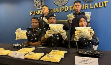Supritendan V. Saravanan (tengah) menunjukkan bahan bukti rampasan dadah pelbagai jenis pada sidang media hari ini/FOTO RTM