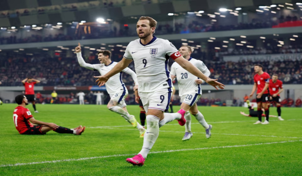 Harry Kane meraikan jaringan gol pertama/REUTERS