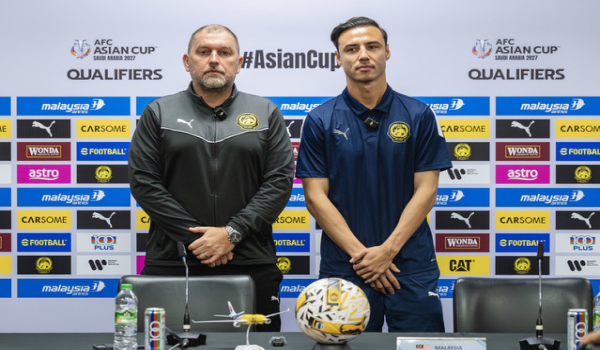 Ketua Jurulatih Harimau Malaya, Peter Cklamovski (kiri) bersama kapten pasukan, Dion Cools (kanan)/BERNAMA