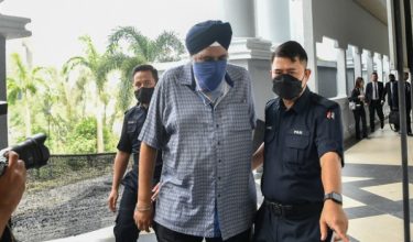 Pemilik gedung tekstil terkemuka di ibu negara, Pavitar Singh Manjeet Singh mengaku tidak bersalah di Mahkamah Sesyen atas pertuduhan bersubahat menyebabkan kecederaan parah ke atas abang iparnya yang juga seorang bekas hakim, bulan lepas/FOTO BERNAMA