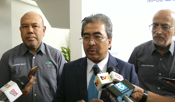 Pengalaman Datuk Seri Johari signifikan dalam merangka dasar berkaitan pelaburan, perdagangan, dan industri berkait rapat dasar fiskal, insentif percukaian dan aliran modal negara / Foto RTM