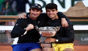 Juara tenis dunia, Carlos Alcaraz meraikan kejayaan bersama jurulatihnya, Juan Carlos Ferrero, selepas menjuarai perlawanan akhir perseorangan lelaki Terbuka Perancis/ REUTERS