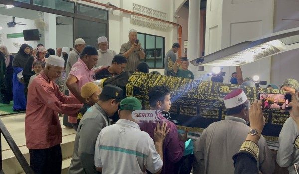 Lebih 200 ahli keluarga, saudara mara, rakan artis serta kenalan hadir bagi memberi penghormatan terakhir kepada Allahyarham.