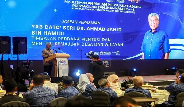 Datuk Seri Dr Ahmad Zahid berucap dalam Majlis Makan Malam Mesyuarat Agung Perwakilan Tahunan Koperasi Peserta-Peserta FELCRA Malaysia Berhad di Kuala Lumpur/ Foto BERNAMA