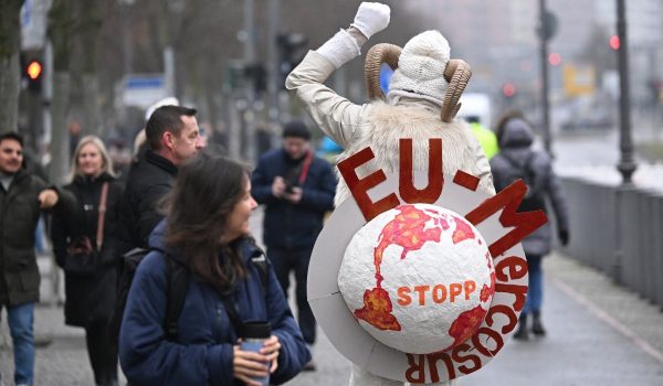 Seorang penunjuk perasaan membantah perjanjian EU–Mercosur dalam demonstrasi menuntut keadilan sektor pertanian di Berlin/Foto AFP