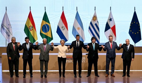 Pemimpin EU dan Mercosur bergambar selepas majlis menandatangani perjanjian perdagangan di Asuncion/Foto AFP