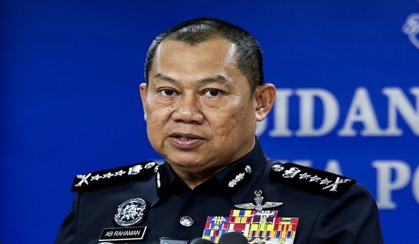 JOHOR BAHRU, 25 Sept -- Ketua Polis Johor, CP Datuk Ab Rahaman Arsad, bercakap pada sidang media mengenai penahanan tiga individu, termasuk pasangan kekasih, yang disyaki terlibat dalam sindiket pengedaran dadah dengan rampasan 24.41kg bernilai RM3.49 juta di Ibu Pejabat Polis Kontinjen Johor hari ini.

--fotoBERNAMA (2025) HAK CIPTA TERPELIHARA
