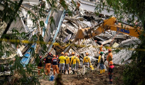 Anggota penyelamat menjalankan operasi mencari dan menyelamat di tapak pelupusan sampah yang runtuh di Binaliw, Cebu, Filipina, pada 11 Januari lalu/Foto REUTERS