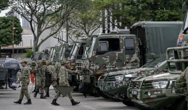 KUALA LUMPUR, 20 Nov --  Anggota Angkatan Tentera Malaysia (ATM) memeriksa kesiapsiagaan 17 aset di bawah Operasi MURNI, termasuk Trak 7 Tan TATRA, Trak 7 Tan AMDAC, Trak 3 Tan, Trak 1 Tan, treler air, ambulans medan, bot lengkap dengan peralatan keselamatan serta khemah modular, sebagai persiapan menghadapi Monsun Timur Laut di Padang Kawad Kem KEMENTAH, Kuala Lumpur, hari ini.

--fotoBERNAMA (2025) HAK CIPTA TERPELIHARA