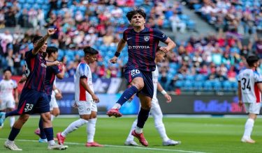 Pemain JDT Alberto Diaz Martin (tengah)  yang dikenali Teto Martin meraikan 5 gol pada ketika menentang PDRM FC pada pusingan 16 Piala Malaysia 2025/2026 di Stadium Sultan Ibrahim hari ini/ Foto AFP