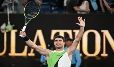 Pemain Sepanyol, Carlos Alcaraz, meraikan kemenangan ke atas pemain Australia, Adam Walton, dalam perlawanan perseorangan lelaki hari pertama Terbuka Australia 2026 di Rod Laver Arena, Melbourne/ Foto AFP