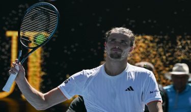 Pemain tenis Jerman, Alexander Zverev, meraikan kemenangan ke atas wakil Kanada, Gabriel Diallo, pada perlawanan perseorangan lelaki hari pertama Kejohanan Tenis Terbuka Australia 2026 di Melbourne Park/ Foto AFP