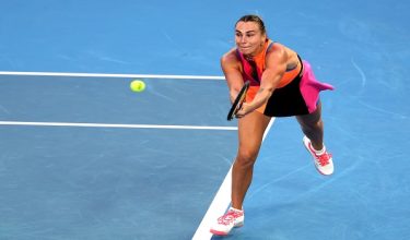 Pemain tenis Belarus, Aryna Sabalenka, melakukan pukulan balas ketika menentang wakil Perancis, Tiantsoa Rakotomanga Rajaonah, pada perlawanan perseorangan wanita hari pertama Kejohanan Tenis Terbuka Australia 2026 di Melbourne Park/ Foto AFP