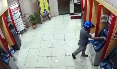 Tangkap layar video yang tular di media sosial memaparkan seorang lelaki bertindak memecahkan skrin mesin ATM