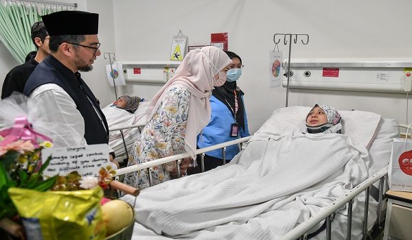 Tengku Permaisuri Selangor, Tengku Permaisuri Norashikin berkenan menziarahi dua pensyarah Universiti Teknologi Mara (UiTM) yang terlibat dalam insiden pokok tumbang di Persiaran Tun Arshad Ayub di Seksyen 7 di sini dua hari lalu, di Hospital Shah Alam hari ini/ BERNAMA