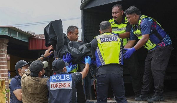 Polis membawa keluar lima mayat mangsa dalam kejadian bunuh di sebuah rumah di Lorong Cherating Damai di Kuantan pada Selasa/Bernama