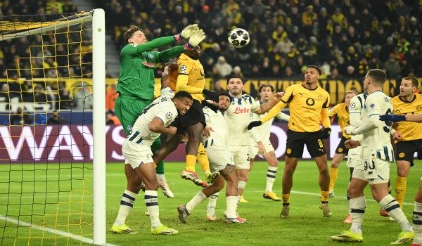 Aksi Borussia Dortmund menentang Atalanta pada aksi pertama "play-off" Liga Juara Eropah/AFP