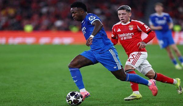 Soccer Football - UEFA Champions League - Play Off - First Leg - Benfica v Real Madrid - Estadio da Luz, Lisbon, Portugal - February 17, 2026 Benfica's Gianluca Prestianni in action with Real Madrid's Vinicius Junior REUTERS/Rodrigo Antunes