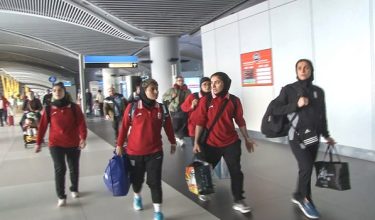 This handout photograph taken and released on March 17, 2026, by Turkish news agency DHA (Demiroren News Agency) shows Members of Iran's women's football team arriving at the Istanbul airport in Istanbul. Three more members of the Iranian women's football team have left their asylum in Australia and decided to return home, Canberra said on March 15, 2026. (Photo by Demiroren News AAgency / DHA (Demiroren News Agency) / AFP) / Turkey OUT / RESTRICTED TO EDITORIAL USE - MANDATORY CREDIT "AFP PHOTO / DHA (Demiroren News Agency) " - NO MARKETING NO ADVERTISING CAMPAIGNS - DISTRIBUTED AS A SERVICE TO CLIENTS