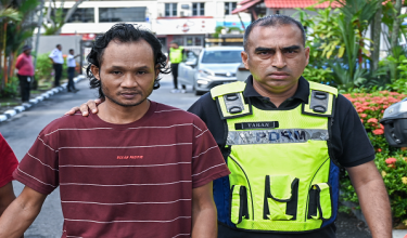Pemotong sawit warga Indonesia Sutiyono dihadapkan ke Mahkamah Majistret atas dua pertuduhan, menyebabkan kematian dan kecederaan dua pelajar Kolej Vokasional Pertanian Teluk Intan, minggu lepas./BERNAMA