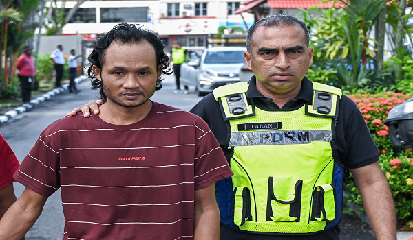 Pemotong sawit warga Indonesia Sutiyono dihadapkan ke Mahkamah Majistret atas dua pertuduhan, menyebabkan kematian dan kecederaan dua pelajar Kolej Vokasional Pertanian Teluk Intan, minggu lepas./BERNAMA