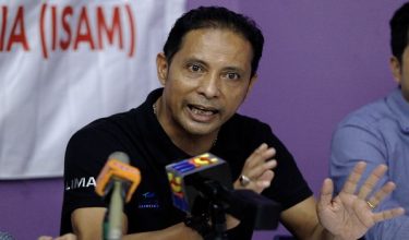 KUALA LUMPUR, 10 Mei -- Presiden Persatuan Luncur Ais Malaysia (ISAM) Fadzli Johan sewaktu sidang media berkenaan status pendaftaran ISAM hari ini.
ISAM yang masih lagi anggota International Skating Union (ISU) dibatalkan pendaftaran oleh Pejabat Pesuruhjaya Sukan pada Mei 2018 kerana tidak mengemukakan laporan tahunan dan kewangan bagi tahun 2008-2014 dan 2015-2017, pembatalan tersebut menyukarkan atlet yang bernaung di bawah pertubuhan tersebut untuk membuat persediaan menjelang Sukan SEA 2019 Filipina kerana dana yang dibekukan.
--fotoBERNAMA (2019) HAK CIPTA TERPELIHARA