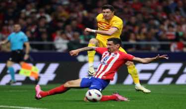 Penyerang Barcelona, Robert Lewandowski membuat percubaan ke arah pintu gol Atletico Madrid pada perlawanan yang berkesudahan 3-0/ Foto Reuters