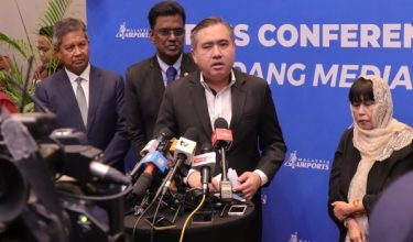 Menteri Pengangkutan, Anthony Loke Siew Fook  mengulas sebuah video tular mengenai lori kontena ZIM yang berada di lebuh raya negara ini pada 16 Mac lalu/Foto FB Kementerian Pengangkutan