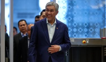 Timbalan Perdana Menteri Datuk Seri Dr Ahmad Zahid Hamidi tiba di Mahkamah Rayuan hari ini, bagi sebutan rayuan pendakwaan dan representasi berhubung kontrak Sistem Visa Luar Negara (VLN)/Foto RTM