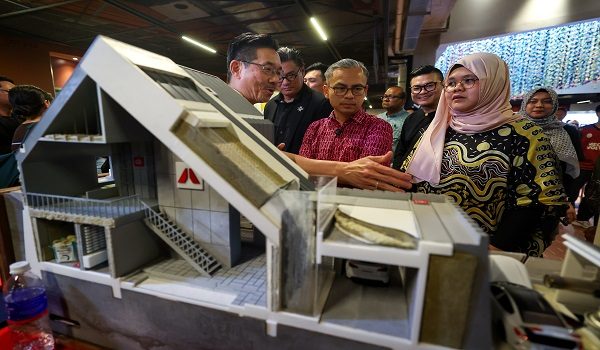 KUALA LUMPUR, 18 April -- Menteri Komunikasi Datuk Fahmi Fadzil (tengah) melawat reruai pameran ketika hadir merasmikan Persidangan Datum sempena Festival Seni Bina Kuala Lumpur (KLAF) 2026 anjuran Pertumbuhan Arkitek Malaysia (PAM) di The Linc Kuala Lumpur hari ini.

-- fotoBERNAMA (2026) HAK CIPTA TERPELIHARA