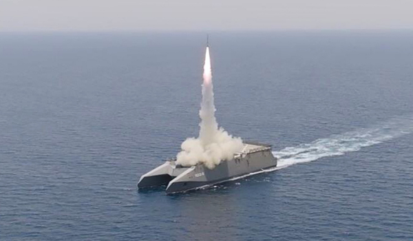 Gambar ini, yang dikeluarkan sebagai foto edaran oleh laman rasmi Kor Pengawal Revolusi Iran (IRGC) Sepanews pada 17 Februari 2026, menunjukkan pelancaran roket semasa latihan ketenteraan oleh anggota IRGC dan tentera laut di Selat Hormuz.