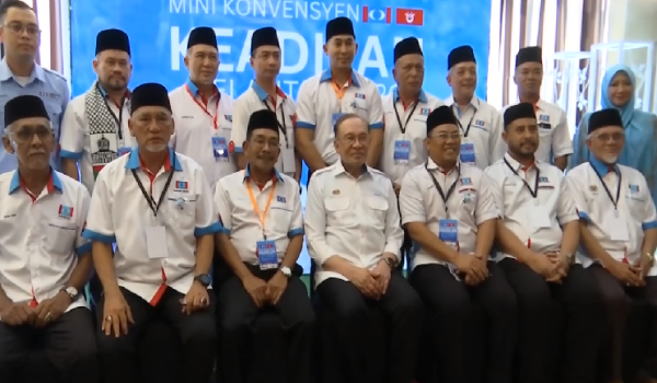 Presiden PKR, Datuk Seri Anwar Ibrahim bersama pimpinan PKR Kelantan/RTM