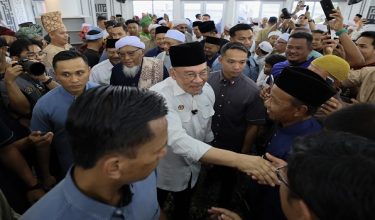 PASIR PUTEH, 18 April -- Perdana Menteri Datuk Seri Anwar Ibrahim bersalaman bersama hadirin pada sesi ramah mesra dan lawatan di Masjid Gong Chapa Temila, hari ini.

-- fotoBERNAMA (2026) HAK CIPTA TERPELIHARA
