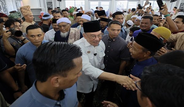 PASIR PUTEH, 18 April -- Perdana Menteri Datuk Seri Anwar Ibrahim bersalaman bersama hadirin pada sesi ramah mesra dan lawatan di Masjid Gong Chapa Temila, hari ini.

-- fotoBERNAMA (2026) HAK CIPTA TERPELIHARA