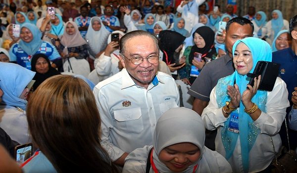 KOTA BHARU, 18 April -- Perdana Menteri Datuk Seri Anwar Ibrahim (tengah) beramah mesra bersama sebahagian anggota parti ketika hadir pada Mini Konvensyen KEADILAN Kelantan 2026 hari ini.

--fotoBERNAMA (2026) HAK CIPTA TERPELIHARA