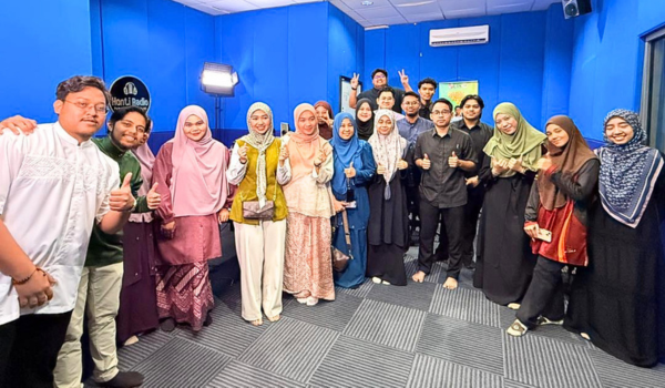 Hos TV RTM, Raja Suefia Raja Arif, bersama pelajar generasi Z semasa latihan di konti Radio UIS menjelang siaran khas Tahun Baru 2026