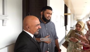 Wan Muhammad Azri Wan Deris bersama peguamnya bertemu pemberita selepas keluar daripada kamar mahkamah