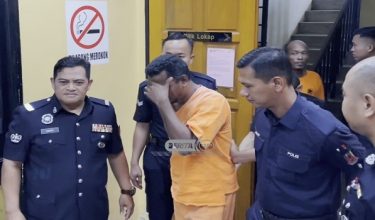 Tertuduh, D.Tanabalan diiringi polis ketika tiba di mahkamah