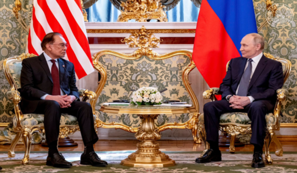 Perdana Menteri, Datuk Seri Anwar Ibrahim mengadakan pertemuan dengan Presiden Rusia, Vladimir Putin di Kremlin/Foto FB Anwar Ibrahim