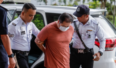 Low, 35, didakwa memandu sebuah kenderaan dengan kadar alkohol sebanyak 196 miligram (mg) dalam 100 mililiter (ml) darah sehingga menyebabkan kecederaan parah terhadap mangsa, penunggang motosikal Zulfiqar Zamir Amirul Nizam, 27, di Persiaran Kota di sini pada 12.35 tengah malam, 13 Mei.