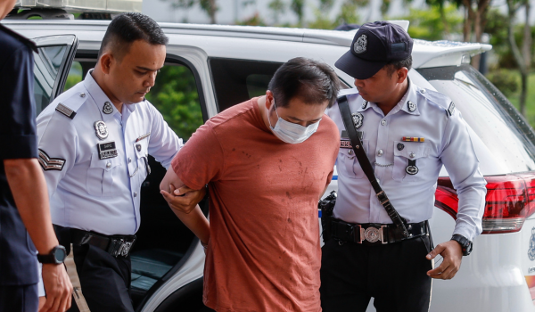 Low, 35, didakwa memandu sebuah kenderaan dengan kadar alkohol sebanyak 196 miligram (mg) dalam 100 mililiter (ml) darah sehingga menyebabkan kecederaan parah terhadap mangsa, penunggang motosikal Zulfiqar Zamir Amirul Nizam, 27, di Persiaran Kota di sini pada 12.35 tengah malam, 13 Mei.