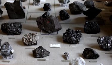 Koleksi grafit yang dipaparkan di Muzium Sejarah Alam di London/ REUTERS