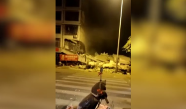 Antara bangunan yang runtuh susulan gempa bumi berukuran 5.2 magnitud yang melanda wilayah Guangxi di barat daya China awal pagi Isnin/ REUTERS