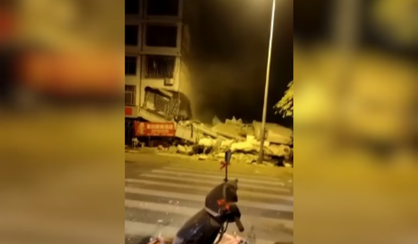 Antara bangunan yang runtuh susulan gempa bumi berukuran 5.2 magnitud yang melanda wilayah Guangxi di barat daya China awal pagi Isnin/ REUTERS