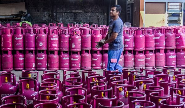 April 20, 2026, Bandung, West Java, Indonesia: A worker walks beside 12-kg gas cylinders at a non-subsidized gas distributor in Bandung, Indonesia. Rising global crude oil prices, driven by escalating tensions involving the United States, Israel, and Iran, have disrupted energy markets and pushed up fuel costs. In response, PT Pertamina Patra Niaga has raised prices for non-subsidized liquefied petroleum gas (LPG), increasing the price of a 5.5-kg cylinder by 17,000 rupiah to 107,000 rupiah and the 12-kg cylinder to 228,000 rupiah, up 36,000 rupiah from the previous price. (Credit Image: © Dimas Rachmatsyah/ZUMA Press Wire)